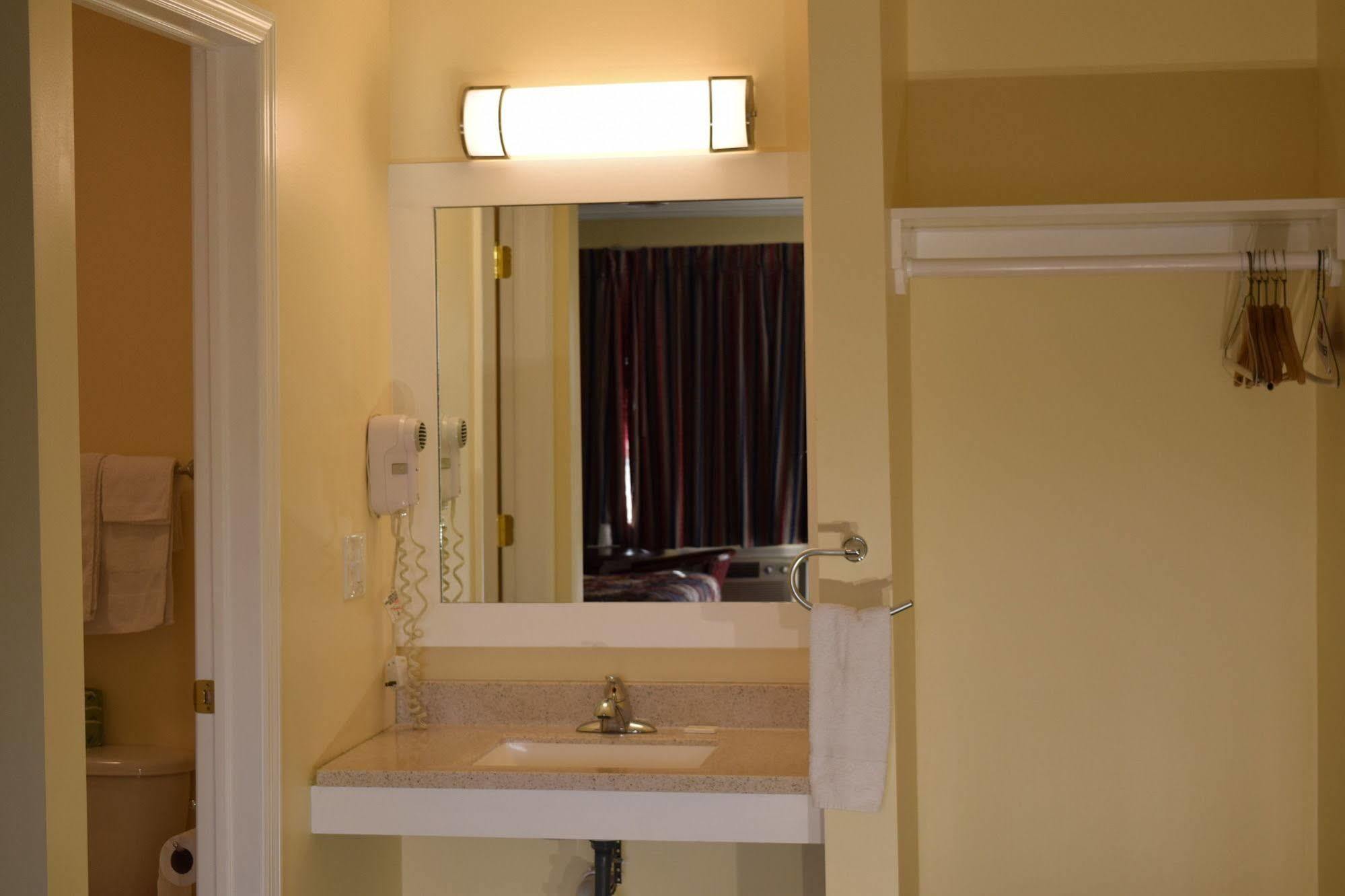 Top Hill Motel Saratoga Springs Extérieur photo